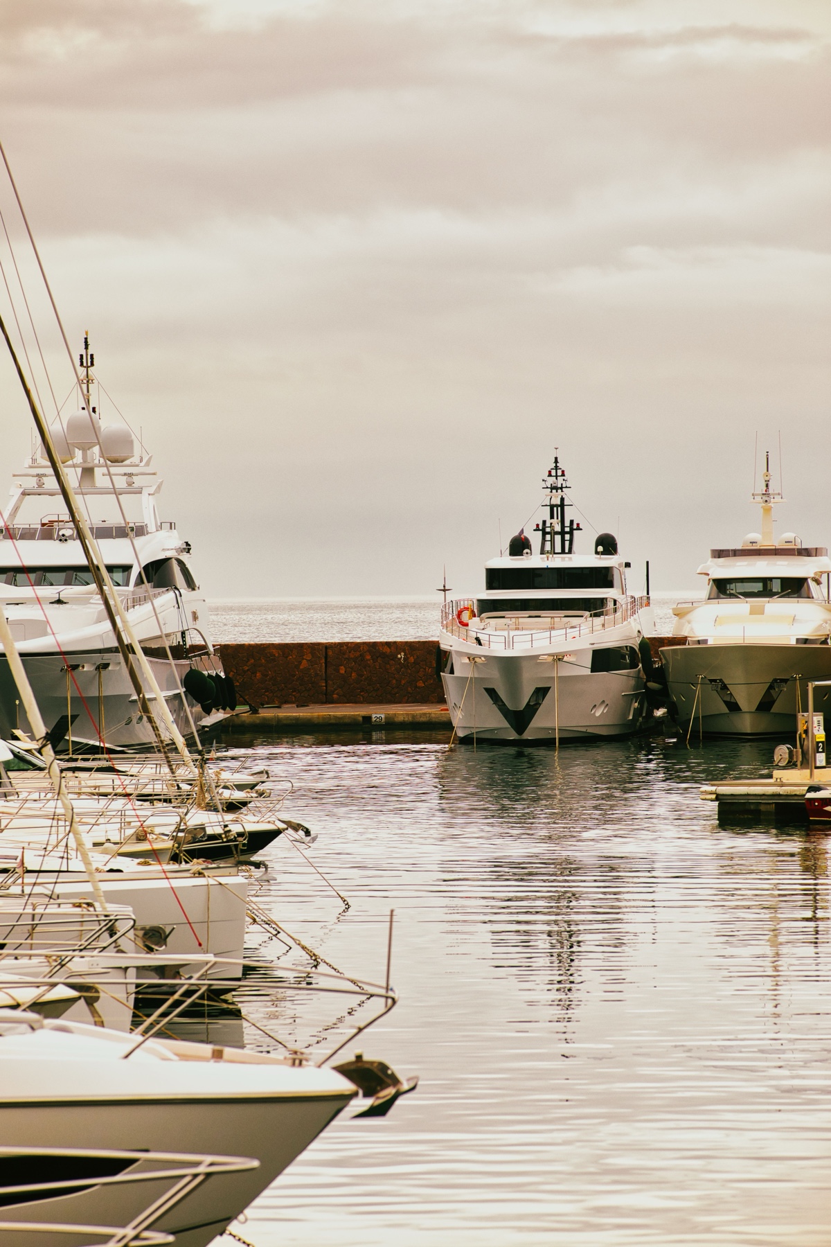 Yachts amarrés dans un port de la Côte d’Azur