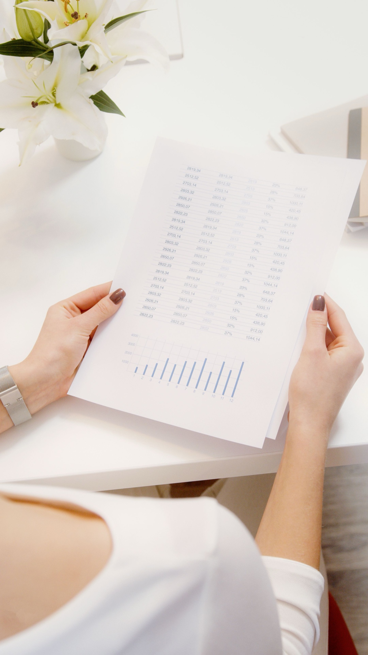 Relevé de résultats avec un graphique, tenu entre les mains
