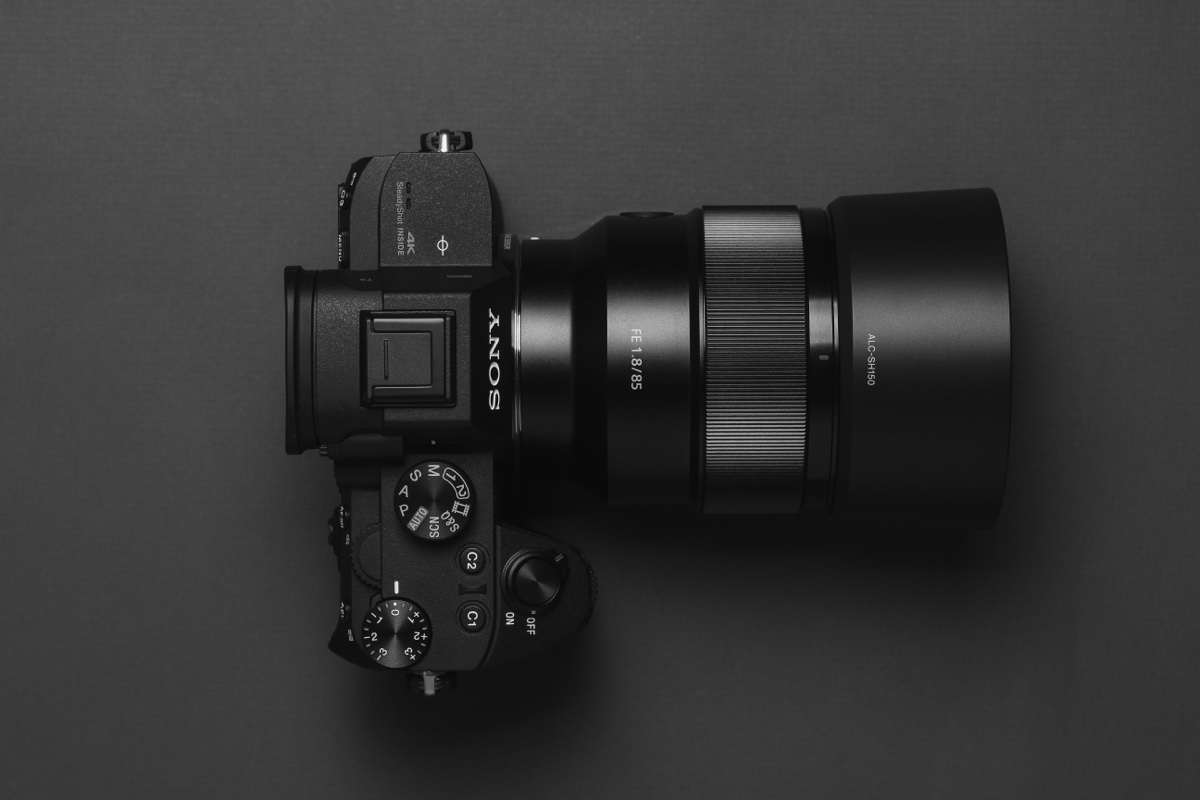 Appareil photo hybride noir sur fond sombre