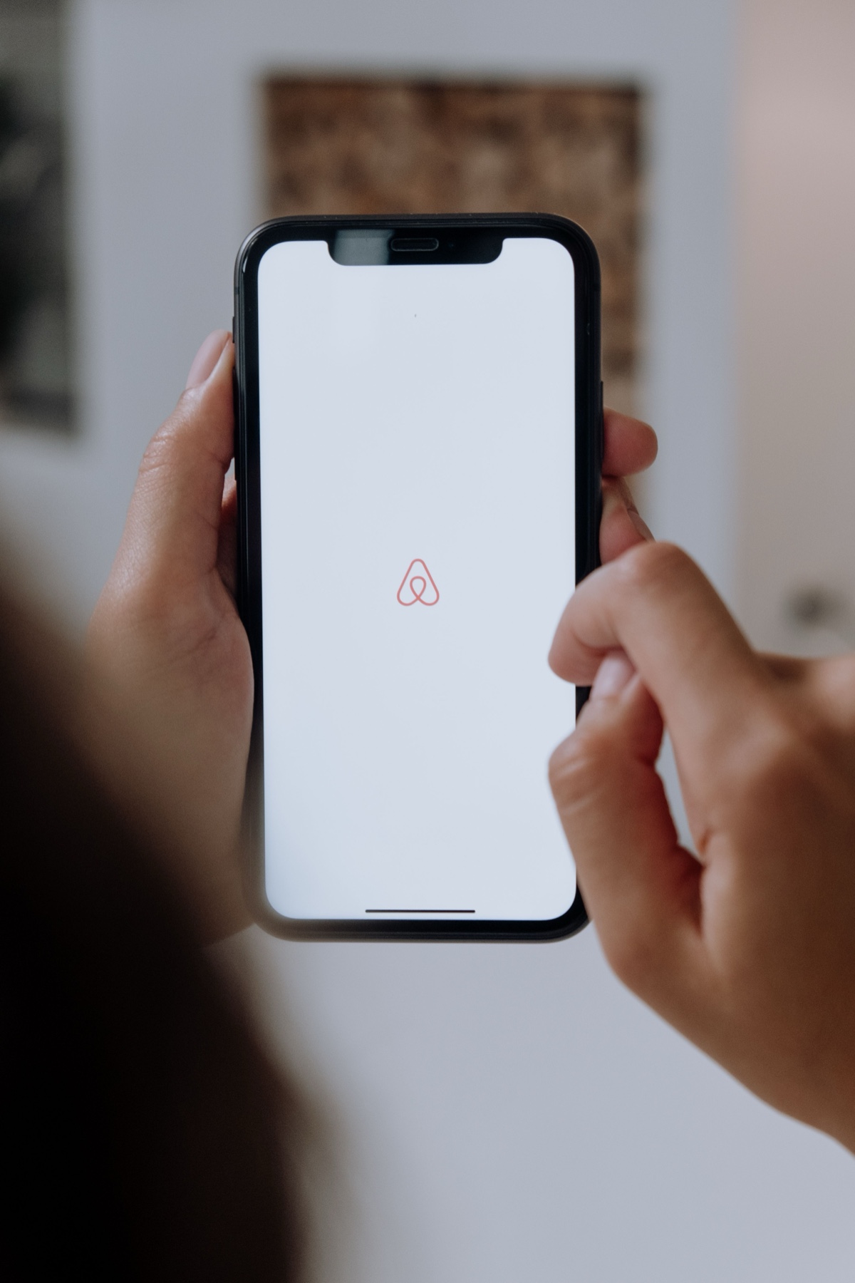 Téléphone ouvert sur une application de location saisonnière